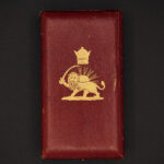 مدال همایونی درجه پنج با جعبه و ربان فابریک دوره رضا شاه پهلوی - Image 2