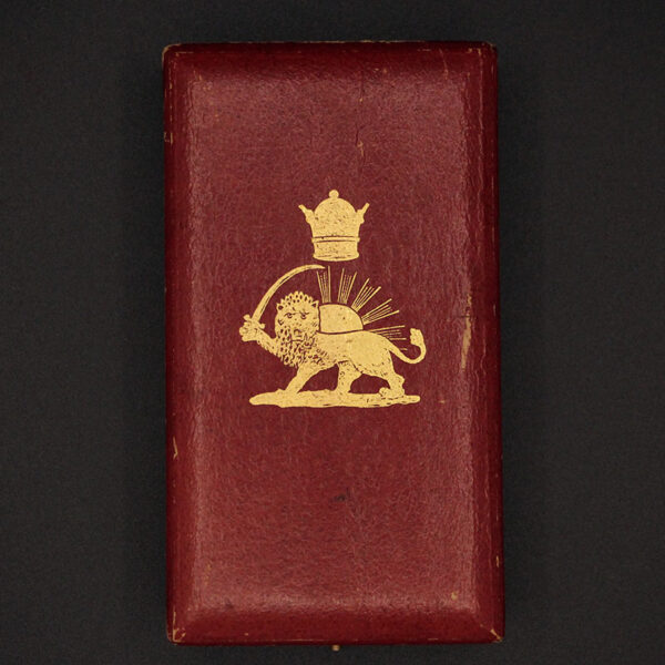 مدال همایونی درجه پنج با جعبه و ربان فابریک دوره رضا شاه پهلوی - Image 2