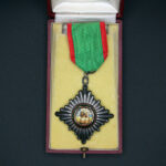 مدال همایونی درجه پنج با جعبه و ربان فابریک دوره رضا شاه پهلوی