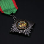 مدال همایونی درجه پنج با جعبه و ربان فابریک دوره رضا شاه پهلوی - Image 4